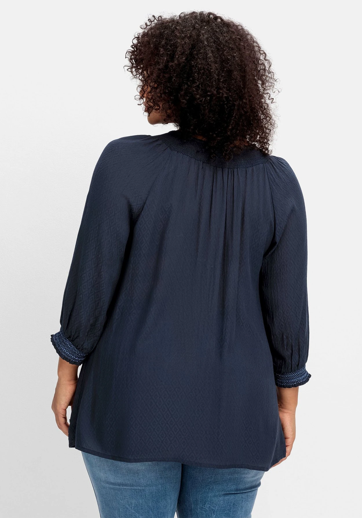 Sheego Tunika Mit Smok-Ausschnitt Und 3/4-Ärmeln 4 Sheego Tunika Mit Smok-Ausschnitt Und 3/4-Ärmeln – Bild 2