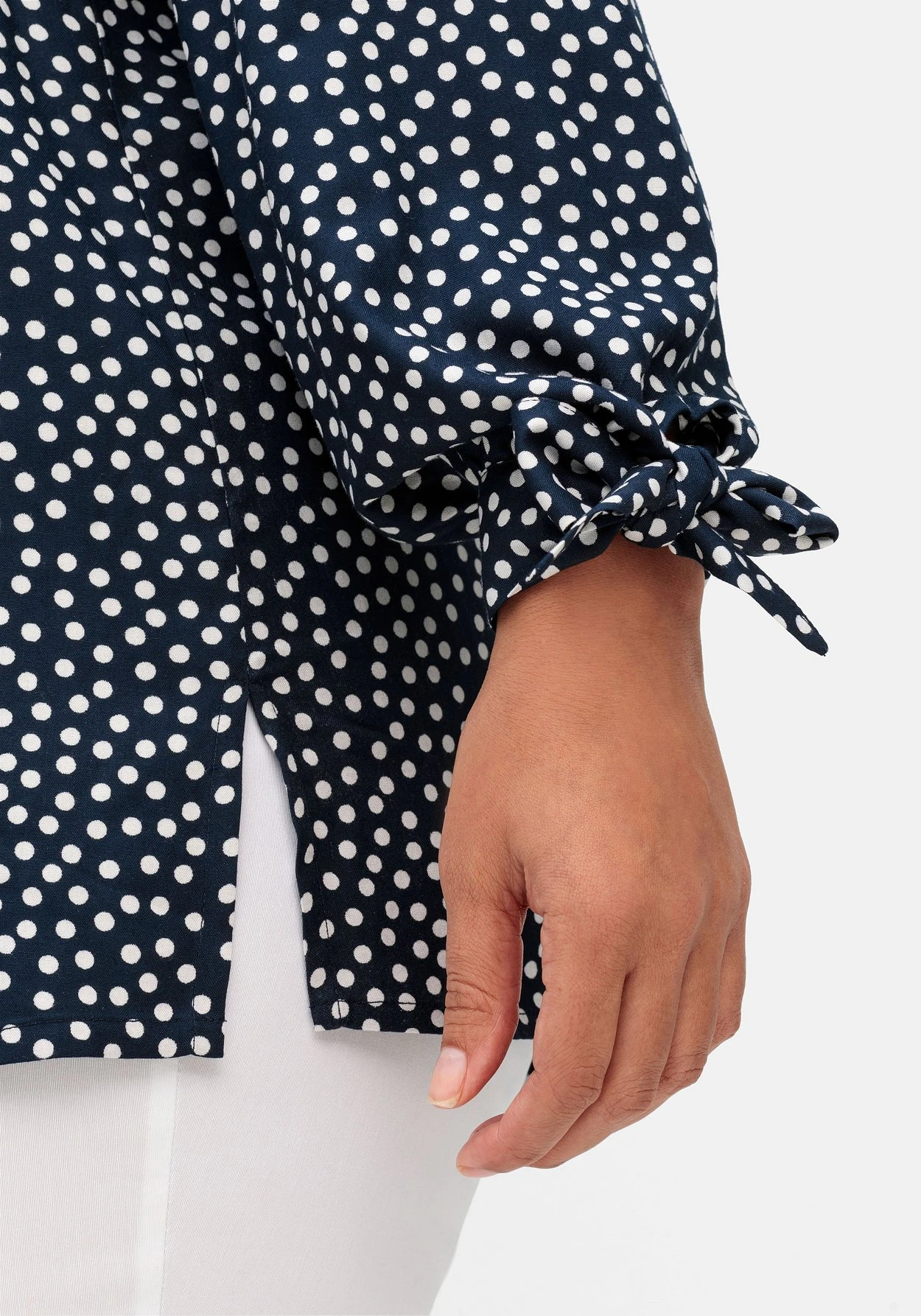 Gepunktete Crêpebluse Mit Bindeband Am Arm 6 Gepunktete Crêpebluse Mit Bindeband Am Arm – Bild 5
