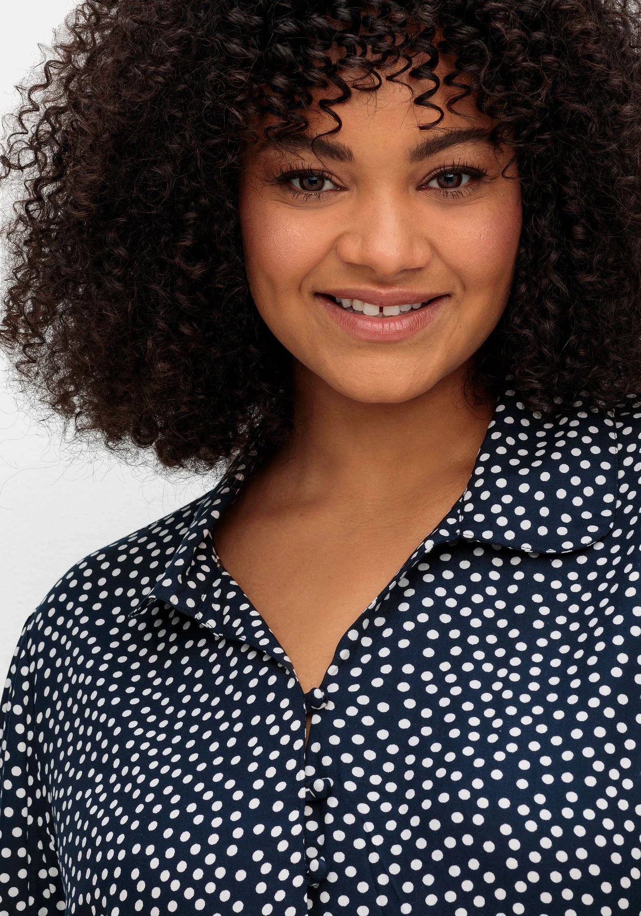 Gepunktete Crêpebluse Mit Bindeband Am Arm 7 Gepunktete Crêpebluse Mit Bindeband Am Arm – Bild 6