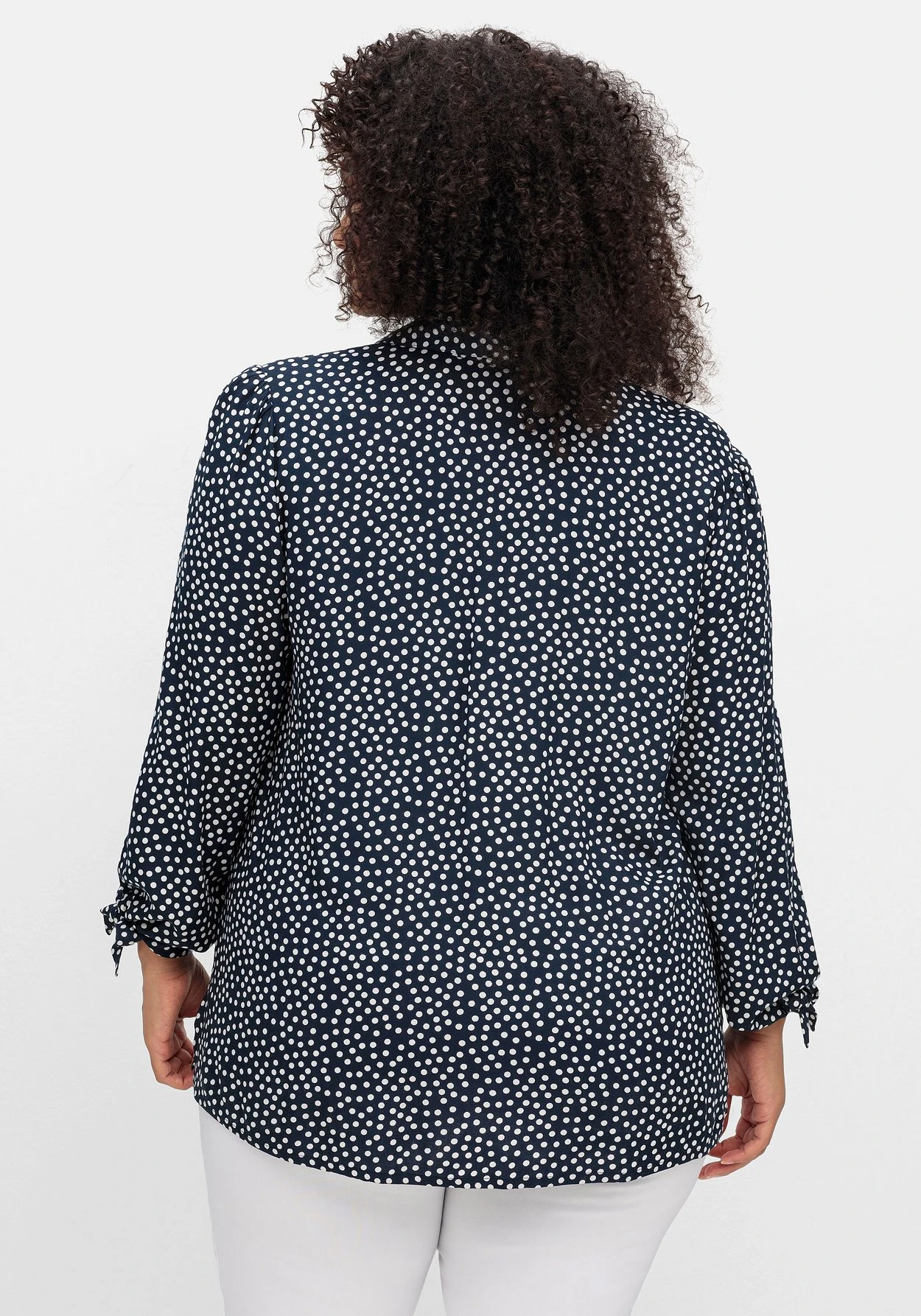 Gepunktete Crêpebluse Mit Bindeband Am Arm 3 Gepunktete Crêpebluse Mit Bindeband Am Arm – Bild 2