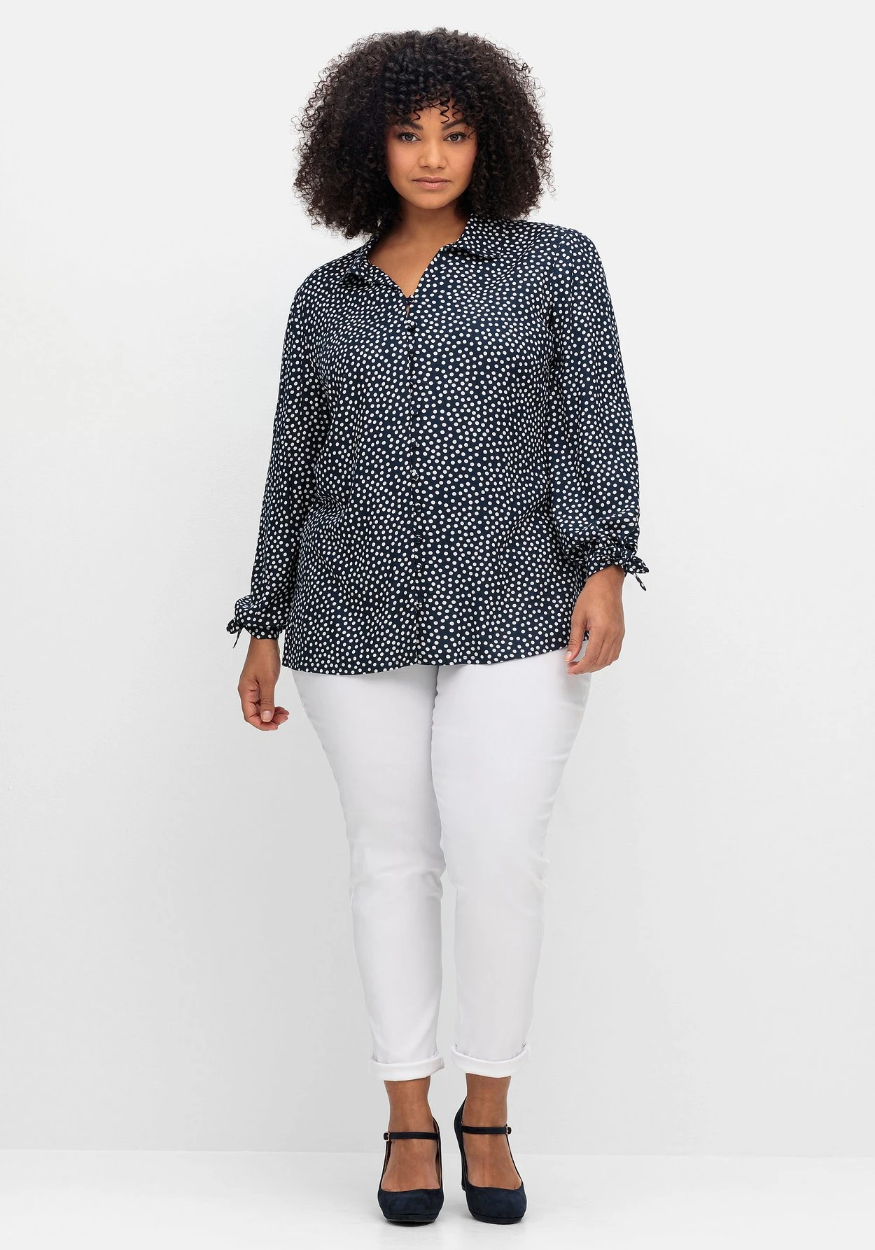Gepunktete Crêpebluse Mit Bindeband Am Arm 5 Gepunktete Crêpebluse Mit Bindeband Am Arm – Bild 4