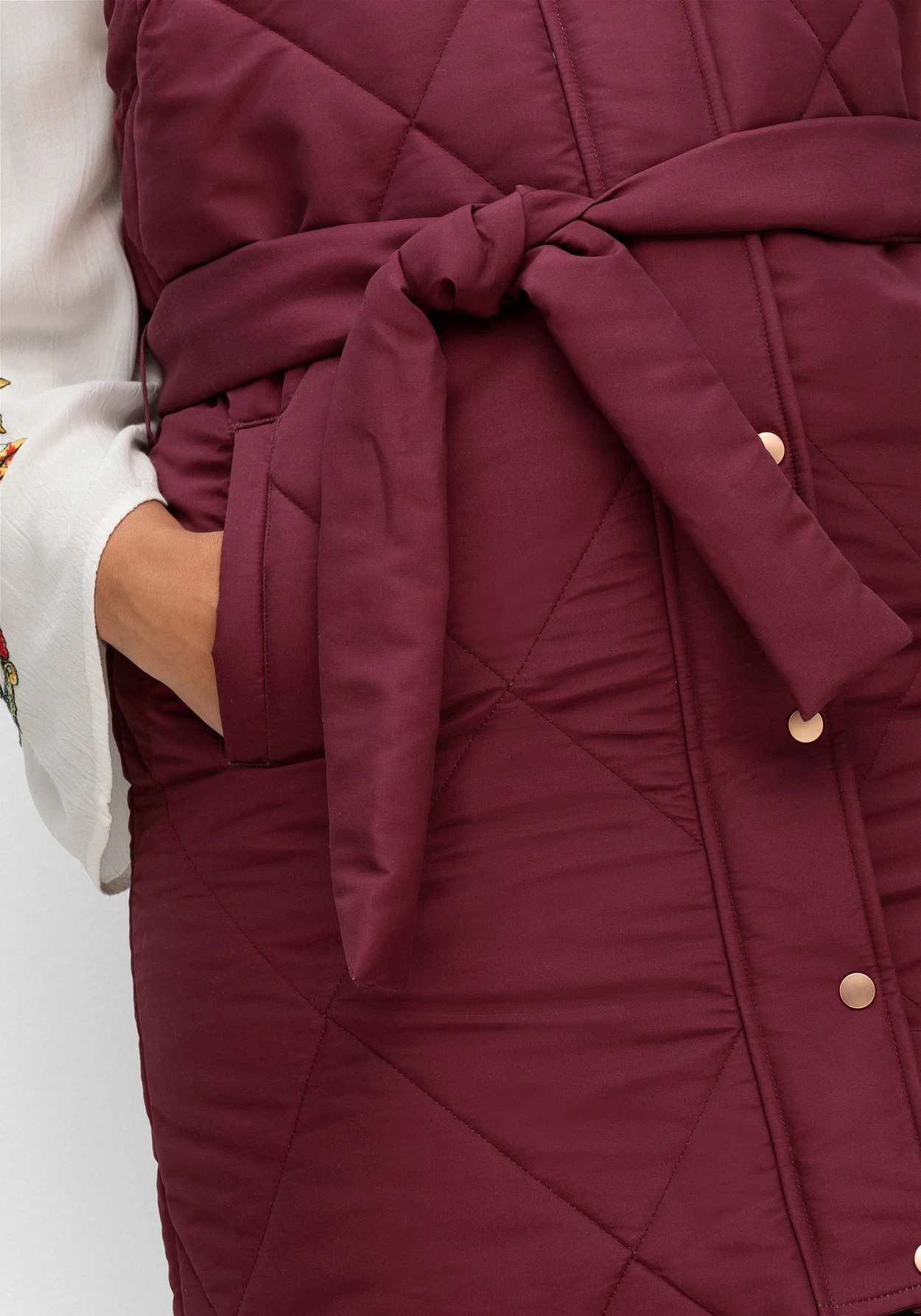 Kapuzensteppweste Mit Bindegürtel 7 Kapuzensteppweste Mit Bindegürtel – Bild 5