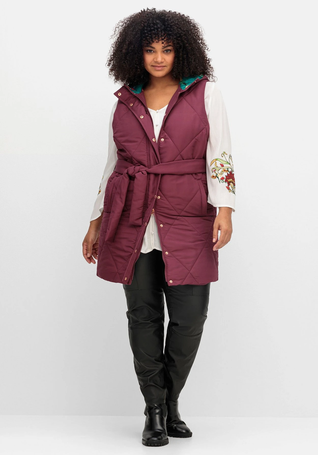 Kapuzensteppweste Mit Bindegürtel 6 Kapuzensteppweste Mit Bindegürtel – Bild 4