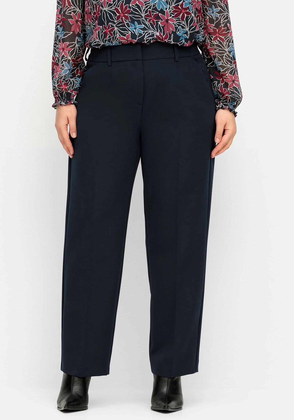 Sheego High-Waist-Hose Mit Bügelfalten, In Karottenform 7 Sheego High-Waist-Hose Mit Bügelfalten, In Karottenform – Bild 5