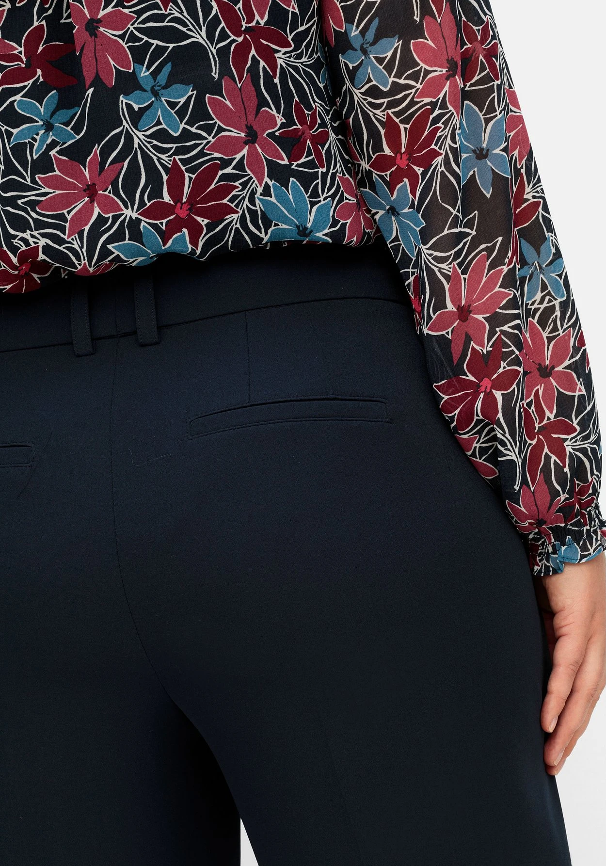 Sheego High-Waist-Hose Mit Bügelfalten, In Karottenform 8 Sheego High-Waist-Hose Mit Bügelfalten, In Karottenform – Bild 6