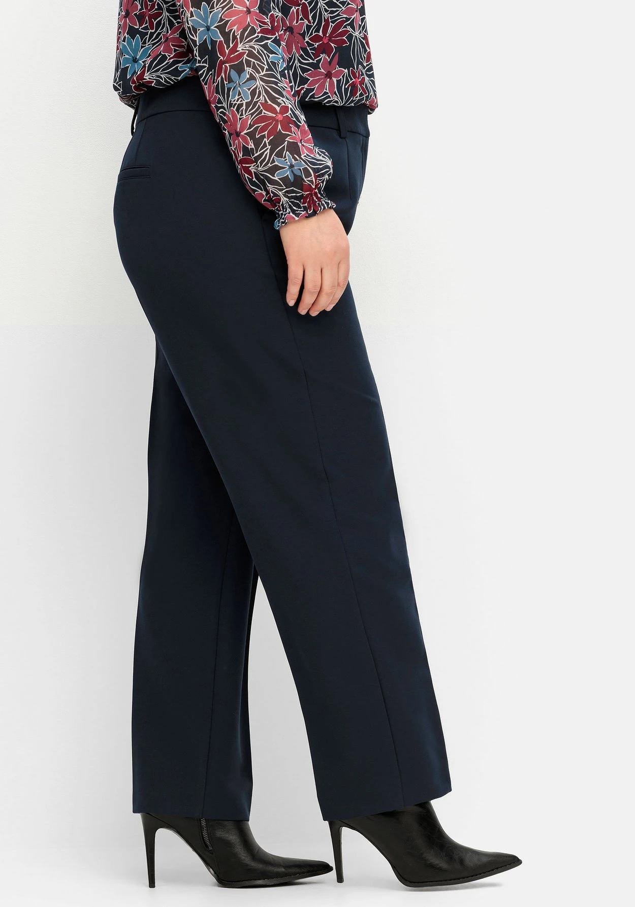 Sheego High-Waist-Hose Mit Bügelfalten, In Karottenform 4 Sheego High-Waist-Hose Mit Bügelfalten, In Karottenform – Bild 2