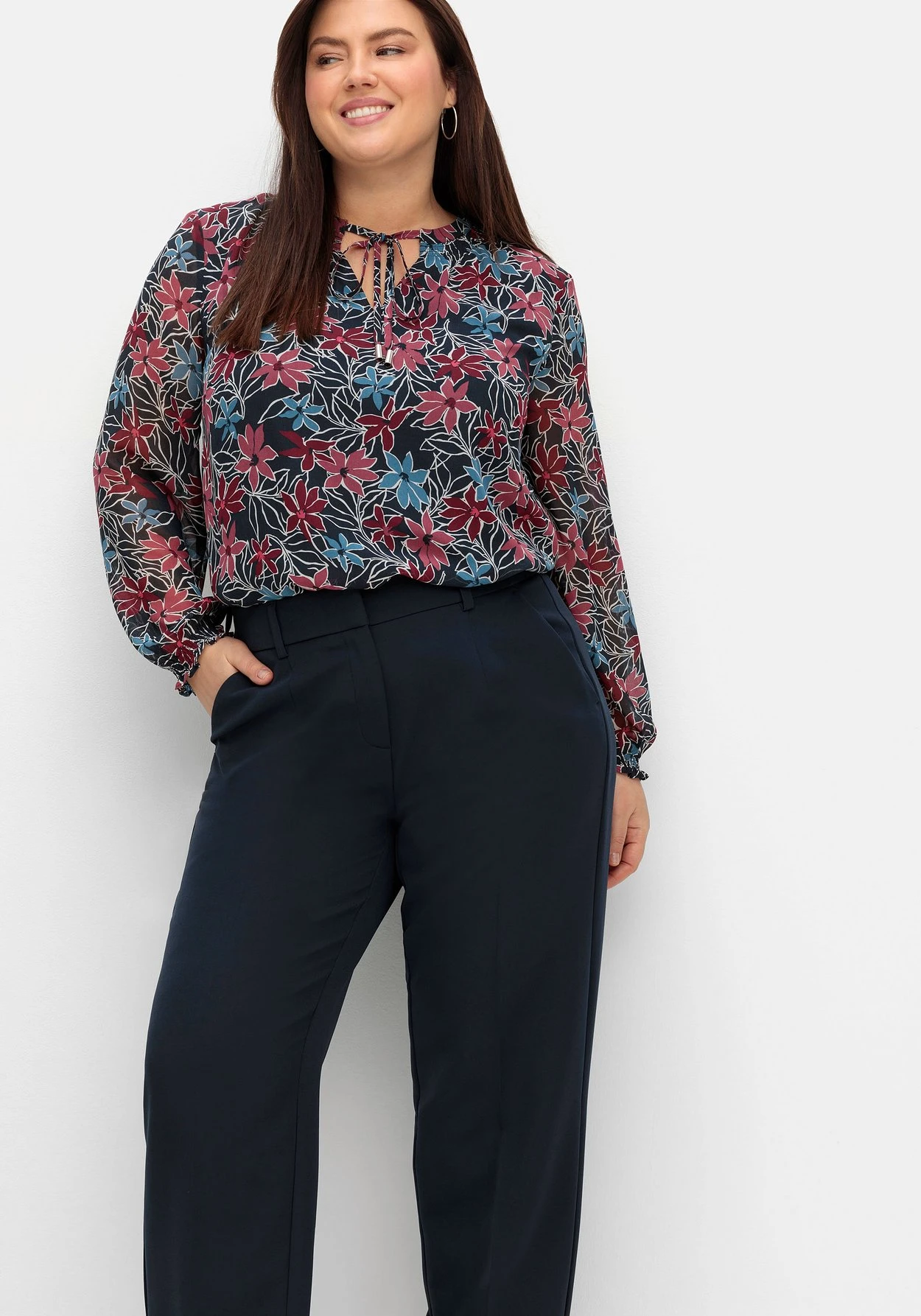 Sheego High-Waist-Hose Mit Bügelfalten, In Karottenform 9 Sheego High-Waist-Hose Mit Bügelfalten, In Karottenform – Bild 7