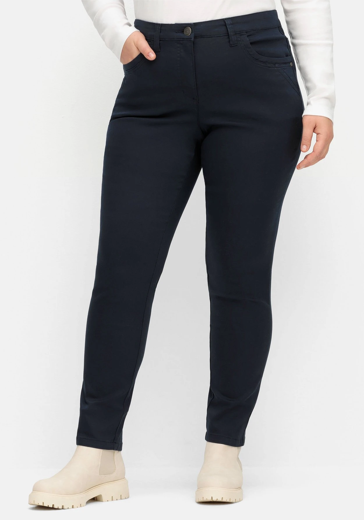 Sheego Schmale Twillhose Im 5-Pocket-Stil, Mit Ziernähten 8 Sheego Schmale Twillhose Im 5-Pocket-Stil, Mit Ziernähten – Bild 6