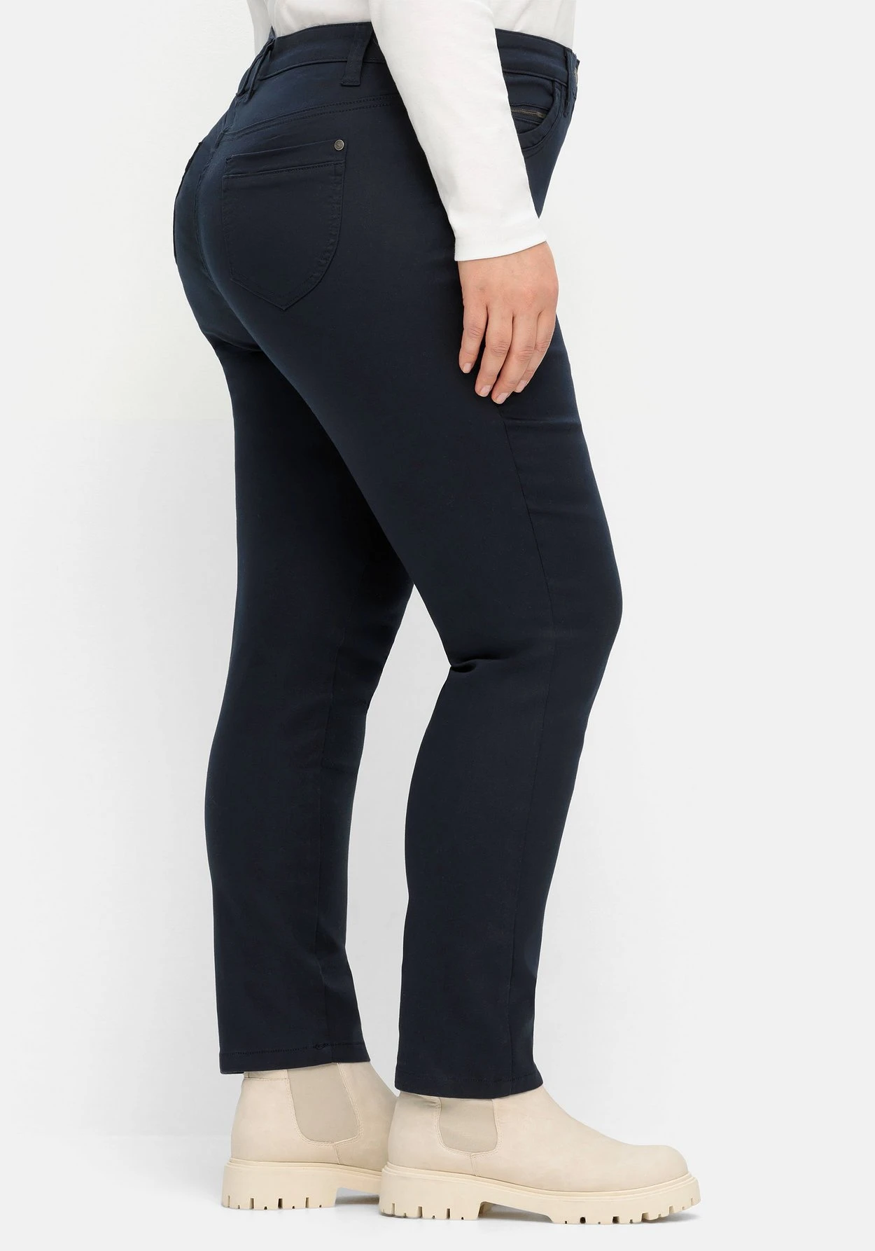 Sheego Schmale Twillhose Im 5-Pocket-Stil, Mit Ziernähten 4 Sheego Schmale Twillhose Im 5-Pocket-Stil, Mit Ziernähten – Bild 2