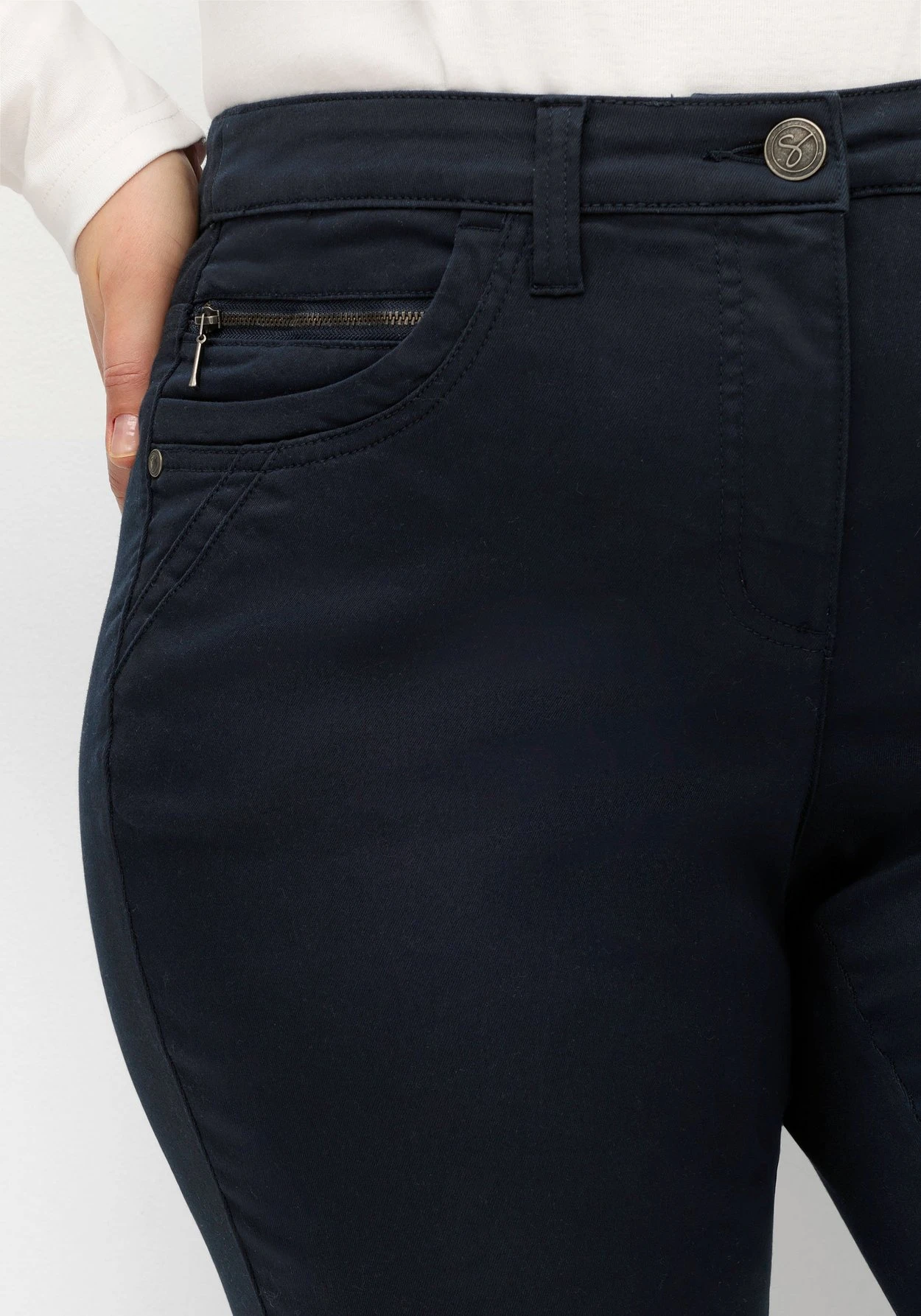 Sheego Schmale Twillhose Im 5-Pocket-Stil, Mit Ziernähten 9 Sheego Schmale Twillhose Im 5-Pocket-Stil, Mit Ziernähten – Bild 7