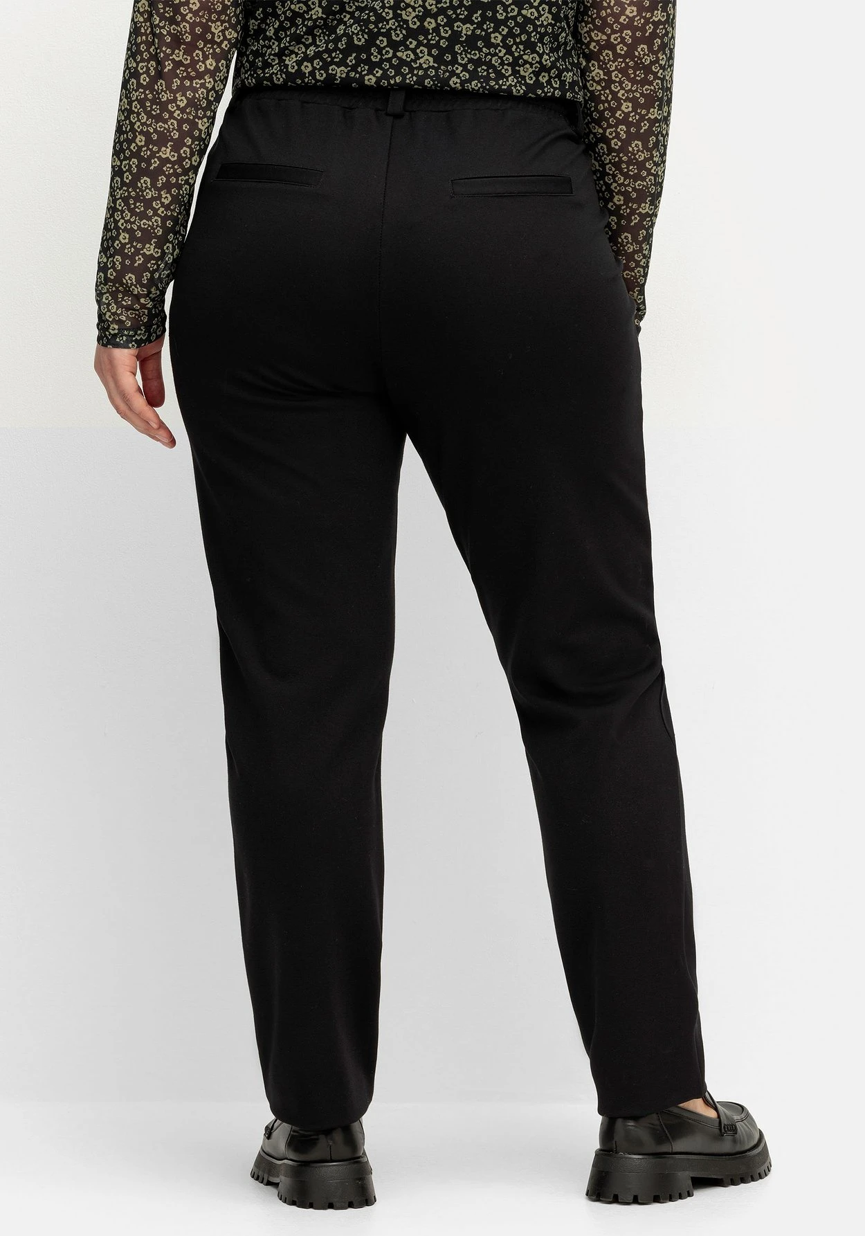 Sheego Schmale Joggpants Im Cargostil, Mit Komfortbund 5 Sheego Schmale Joggpants Im Cargostil, Mit Komfortbund – Bild 3