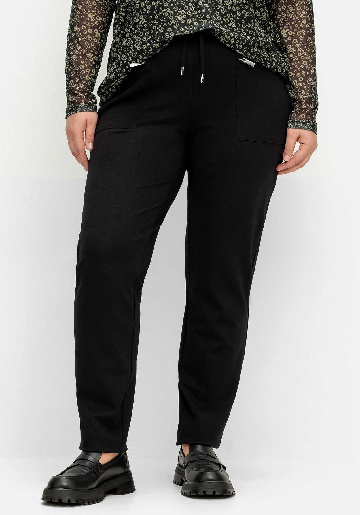 Sheego Schmale Joggpants Im Cargostil, Mit Komfortbund 8 Sheego Schmale Joggpants Im Cargostil, Mit Komfortbund – Bild 6