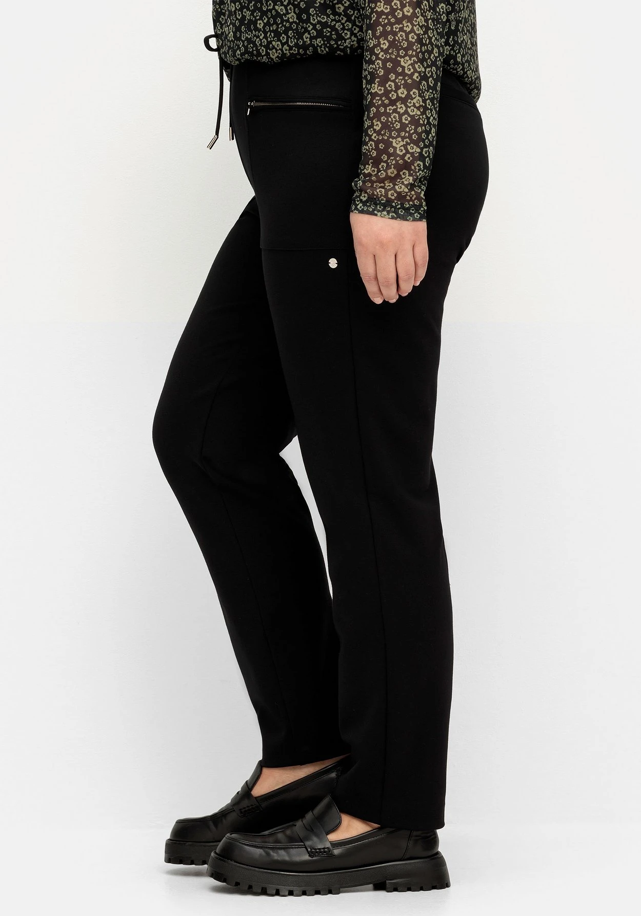 Sheego Schmale Joggpants Im Cargostil, Mit Komfortbund 4 Sheego Schmale Joggpants Im Cargostil, Mit Komfortbund – Bild 2