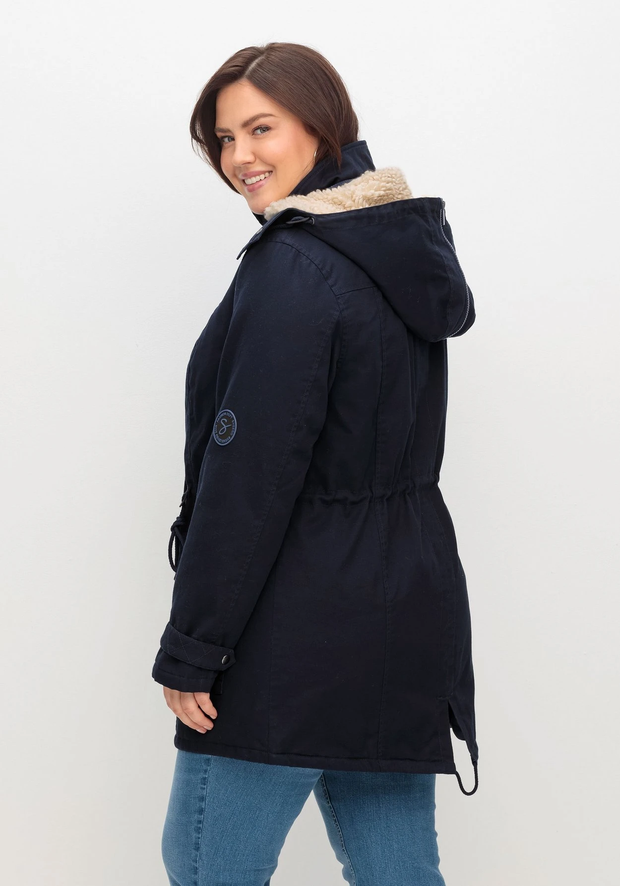 Sheego Warm Wattierter Parka Mit Taillen-Tunnelzug 9 Sheego Warm Wattierter Parka Mit Taillen-Tunnelzug – Bild 7