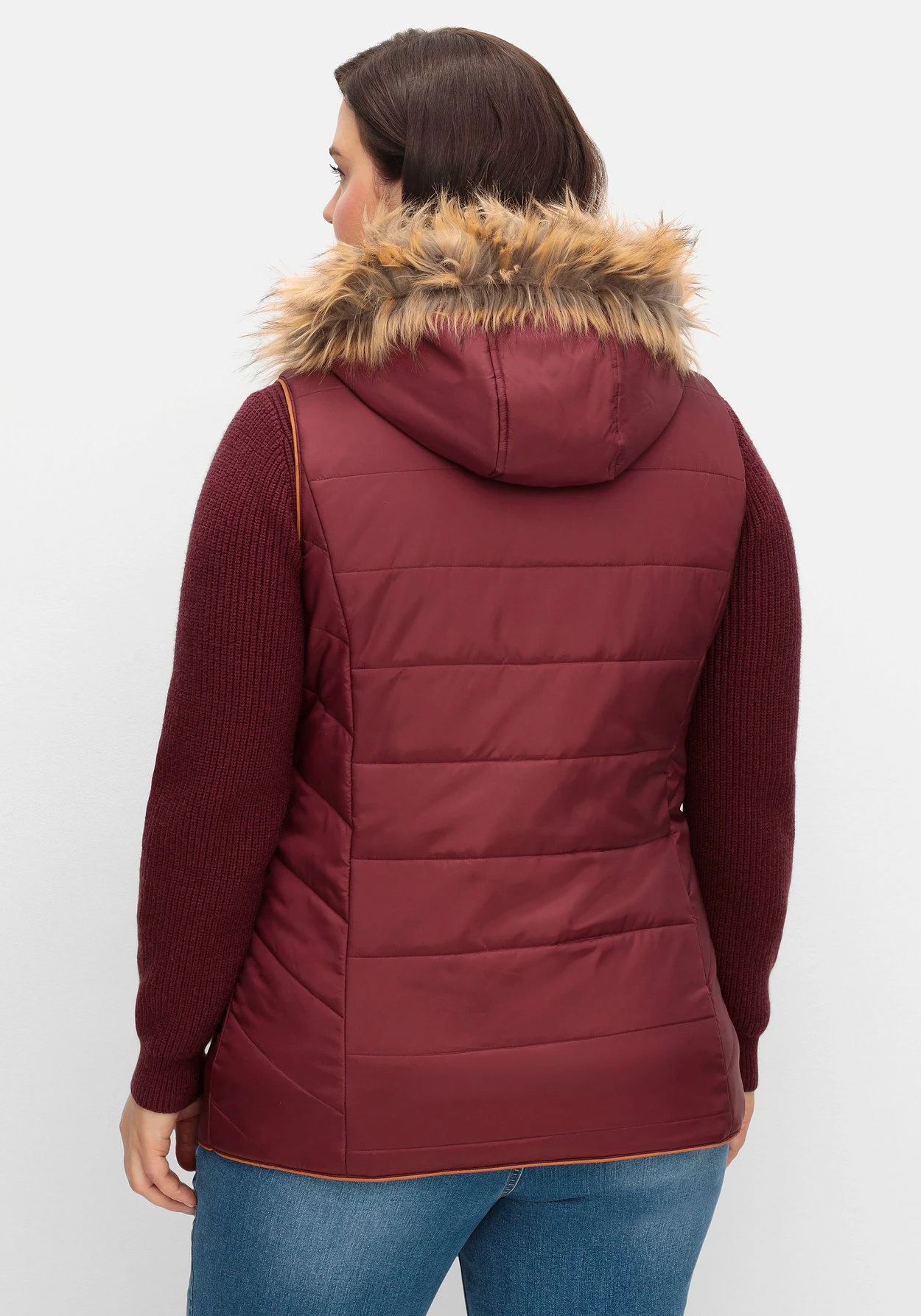 Sheego Steppweste Mit Abnehmbarer Fellimitat-Kapuze 4 Sheego Steppweste Mit Abnehmbarer Fellimitat-Kapuze – Bild 2