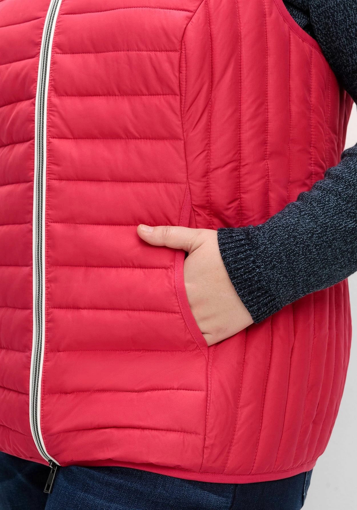 Sheego Leicht Wattierte Steppweste Mit 2-Wege-Zipper 7 Sheego Leicht Wattierte Steppweste Mit 2-Wege-Zipper – Bild 5