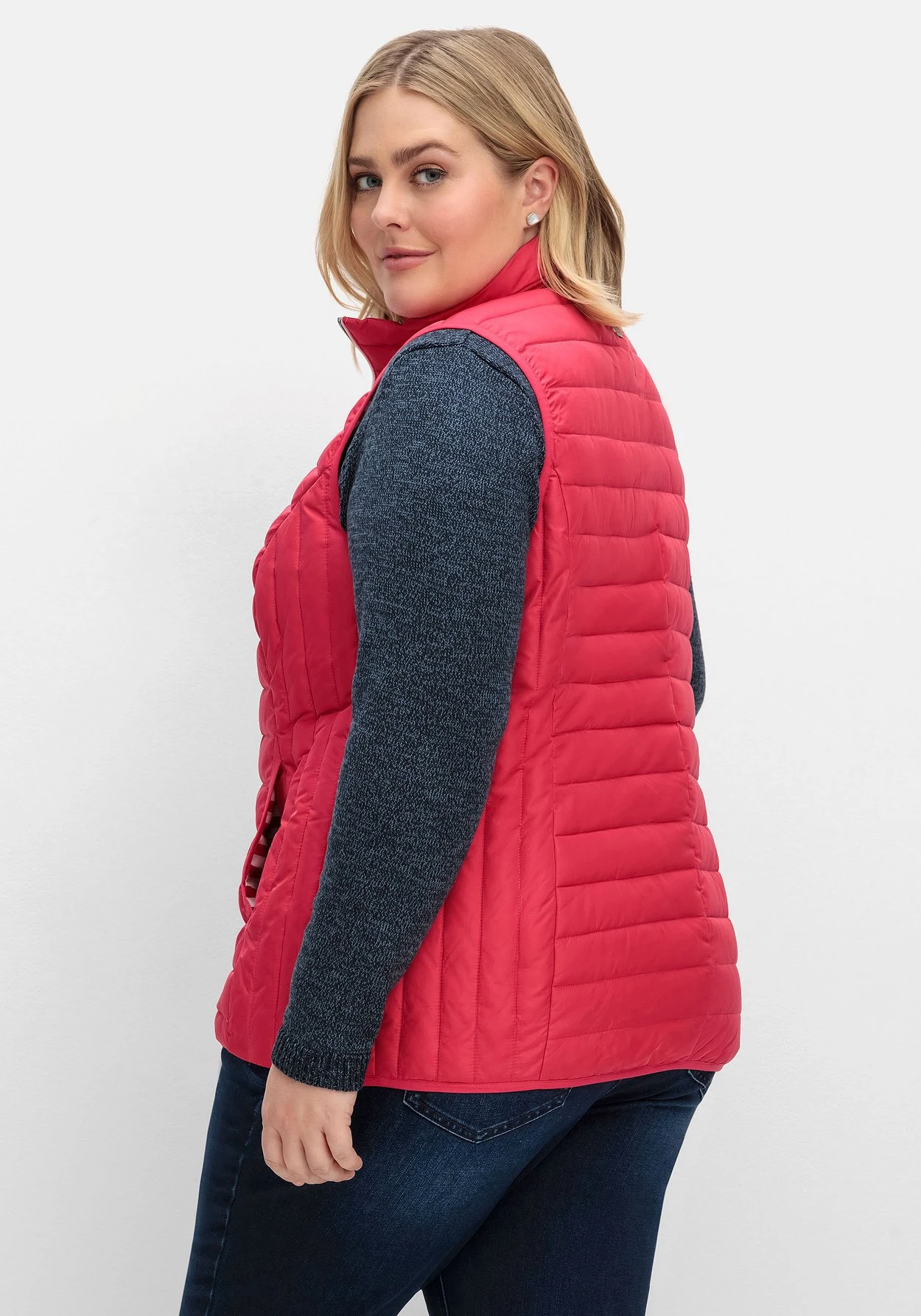 Sheego Leicht Wattierte Steppweste Mit 2-Wege-Zipper 4 Sheego Leicht Wattierte Steppweste Mit 2-Wege-Zipper – Bild 2