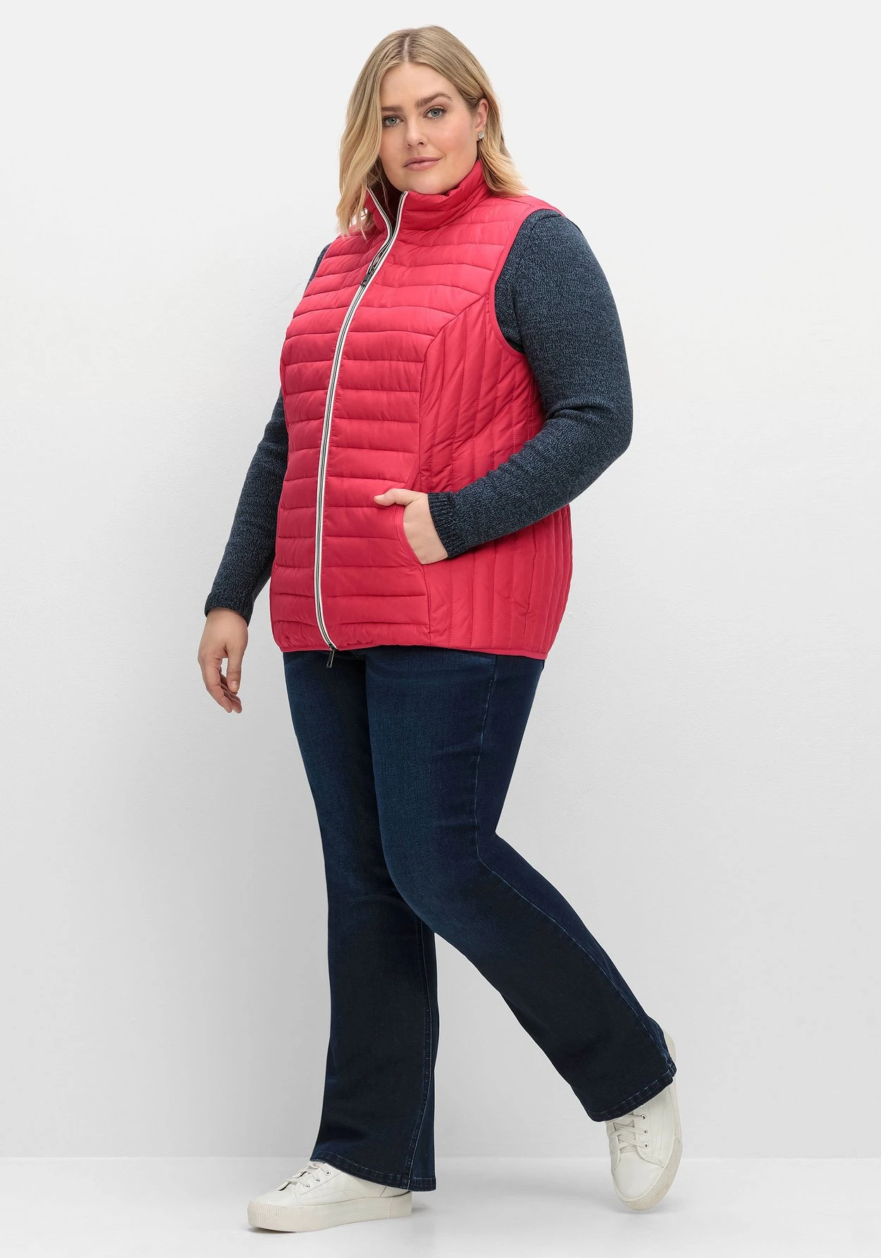 Sheego Leicht Wattierte Steppweste Mit 2-Wege-Zipper 6 Sheego Leicht Wattierte Steppweste Mit 2-Wege-Zipper – Bild 4