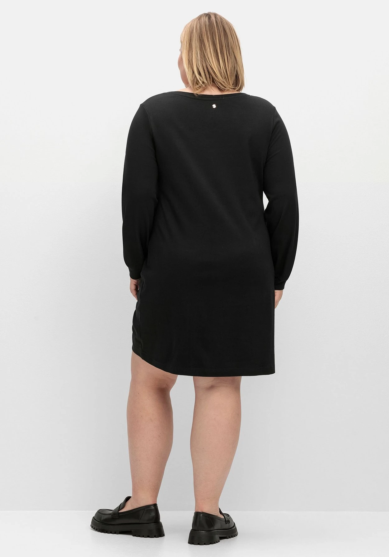 Sheego Kurzes Shirtkleid Mit Tunnelzug Am Saum 5 Sheego Kurzes Shirtkleid Mit Tunnelzug Am Saum – Bild 3