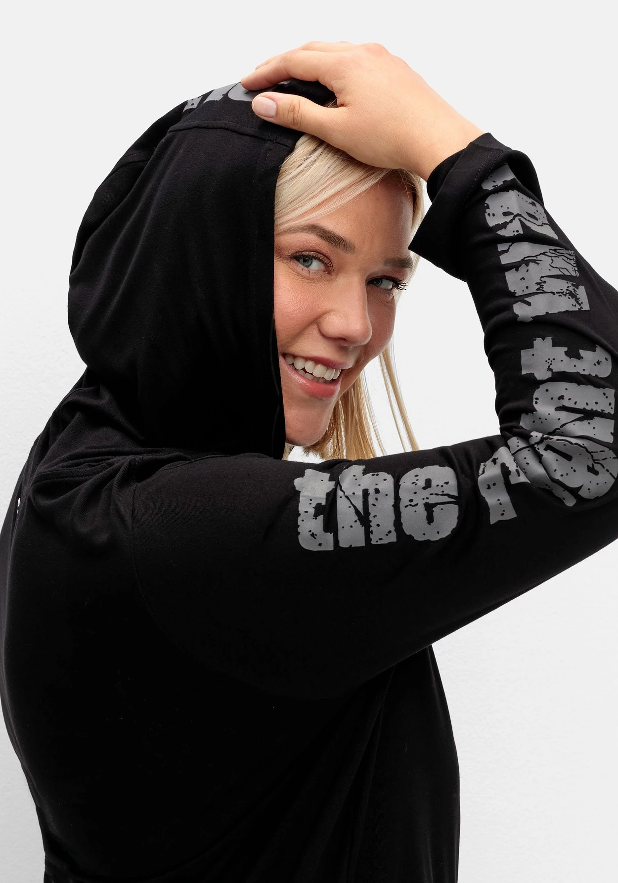 Sheego Langarmshirt Mit Kapuze Und Knopfleiste 7 Sheego Langarmshirt Mit Kapuze Und Knopfleiste – Bild 5