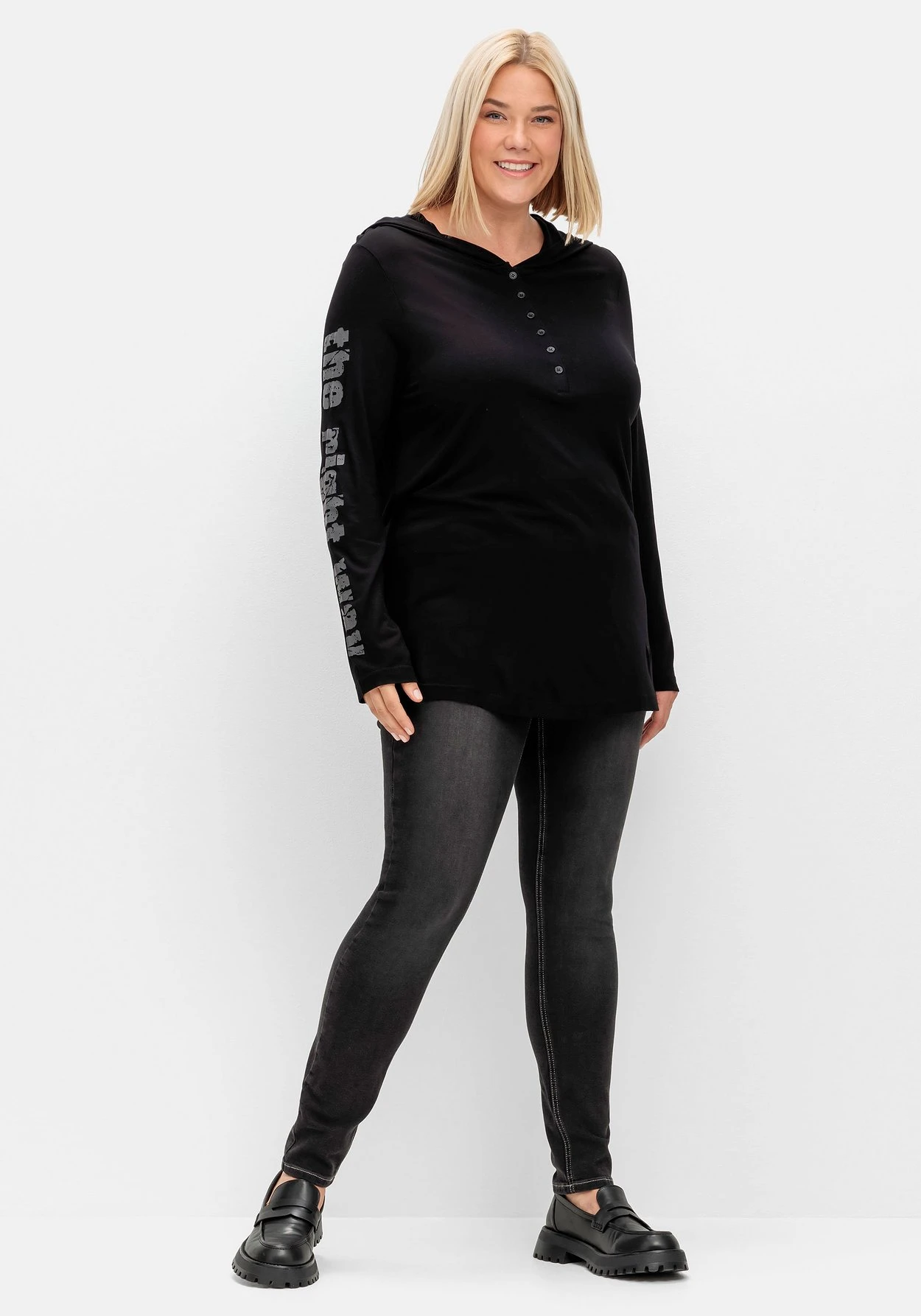 Sheego Langarmshirt Mit Kapuze Und Knopfleiste 6 Sheego Langarmshirt Mit Kapuze Und Knopfleiste – Bild 4