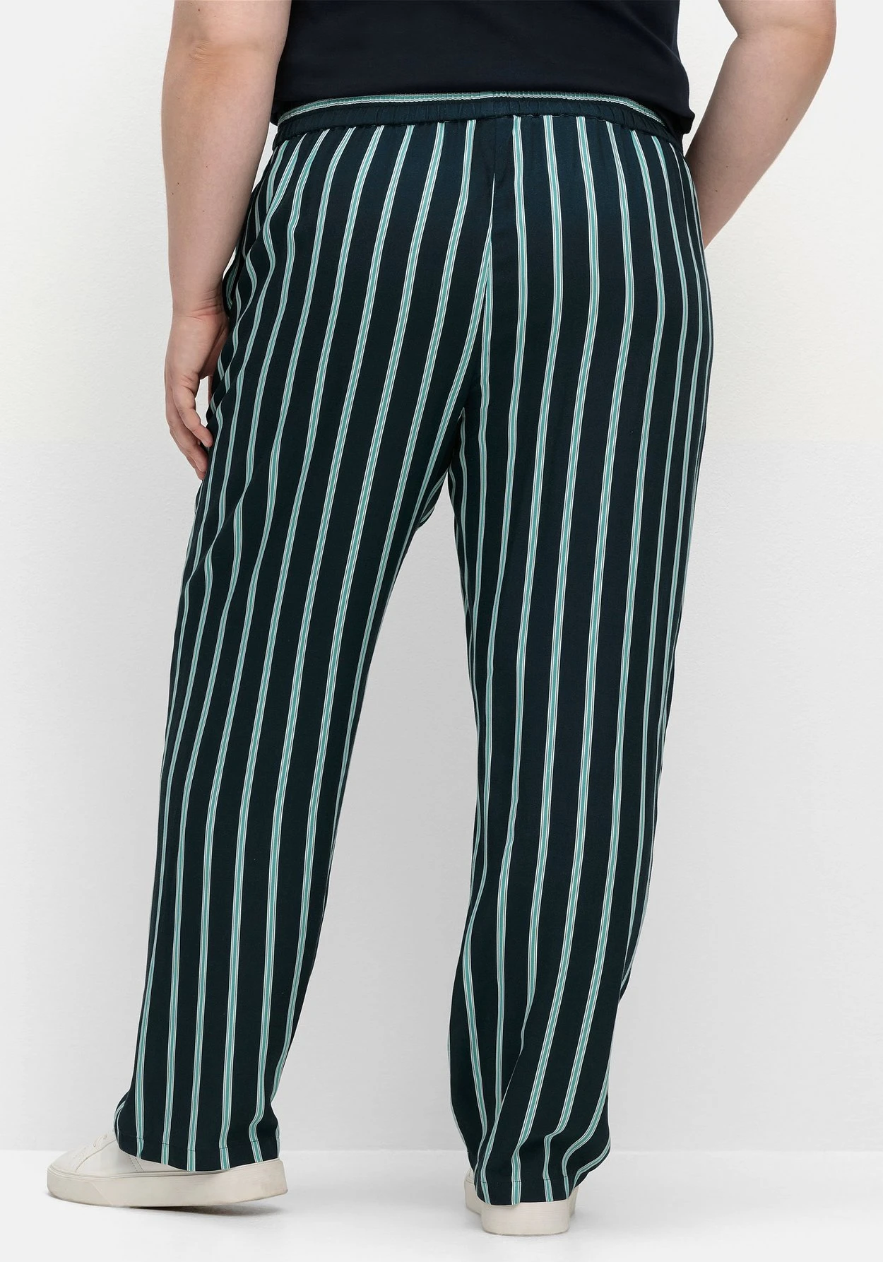 Sheego Gestreifte Hose Mit Gummibund, Fließende Qualität 5 Sheego Gestreifte Hose Mit Gummibund, Fließende Qualität – Bild 3