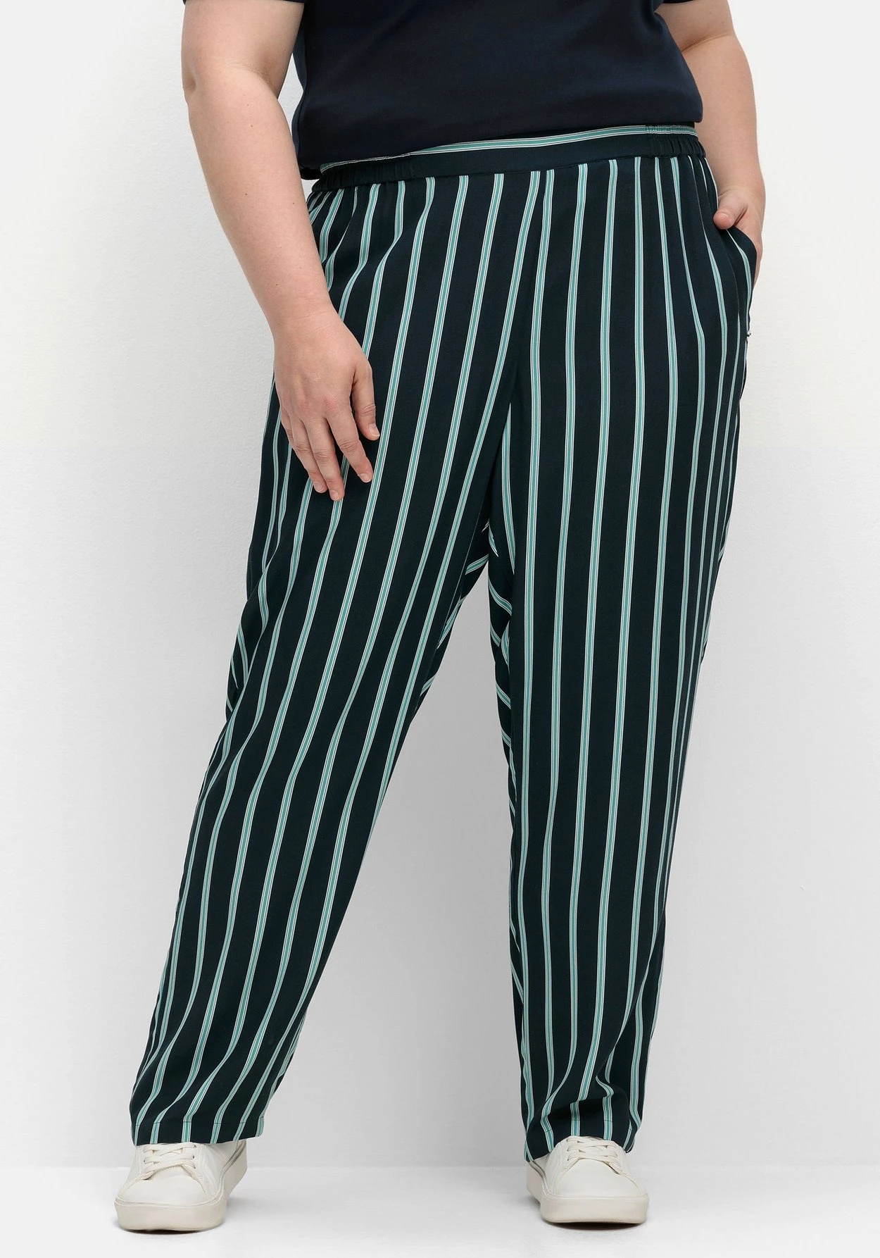 Sheego Gestreifte Hose Mit Gummibund, Fließende Qualität 8 Sheego Gestreifte Hose Mit Gummibund, Fließende Qualität – Bild 6