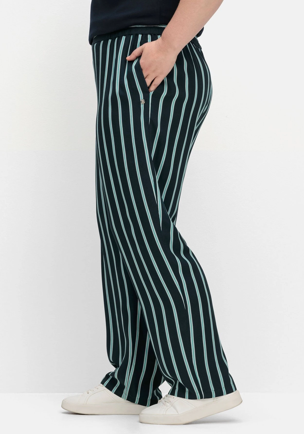 Sheego Gestreifte Hose Mit Gummibund, Fließende Qualität 4 Sheego Gestreifte Hose Mit Gummibund, Fließende Qualität – Bild 2