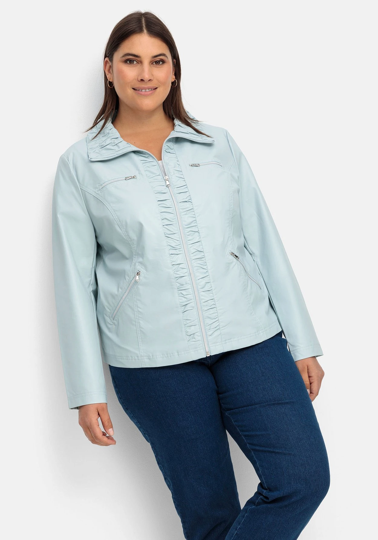 Sheego Jacke In Lederoptik, Mit Gerafften Details 8 Sheego Jacke In Lederoptik, Mit Gerafften Details – Bild 6