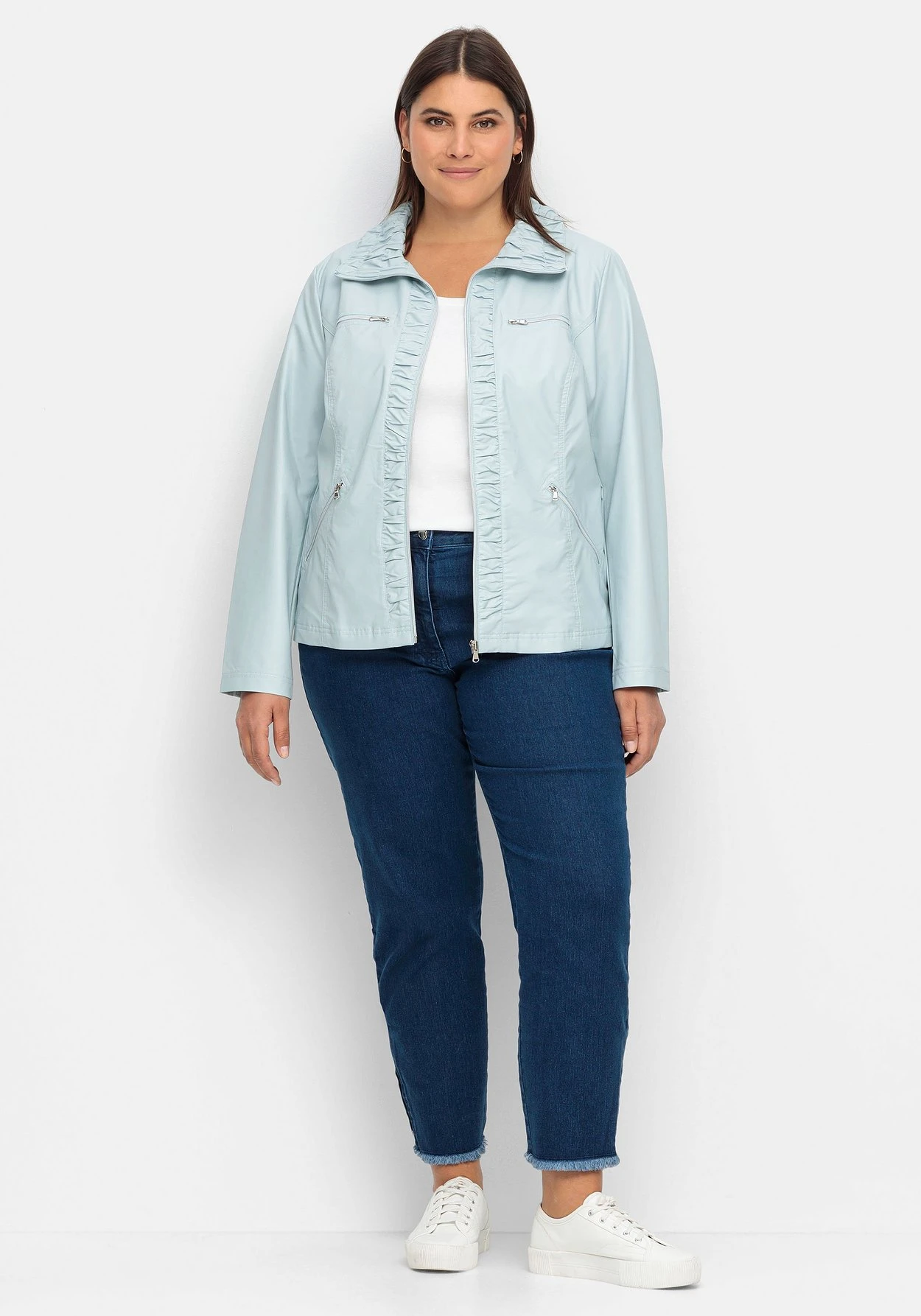 Sheego Jacke In Lederoptik, Mit Gerafften Details 6 Sheego Jacke In Lederoptik, Mit Gerafften Details – Bild 4