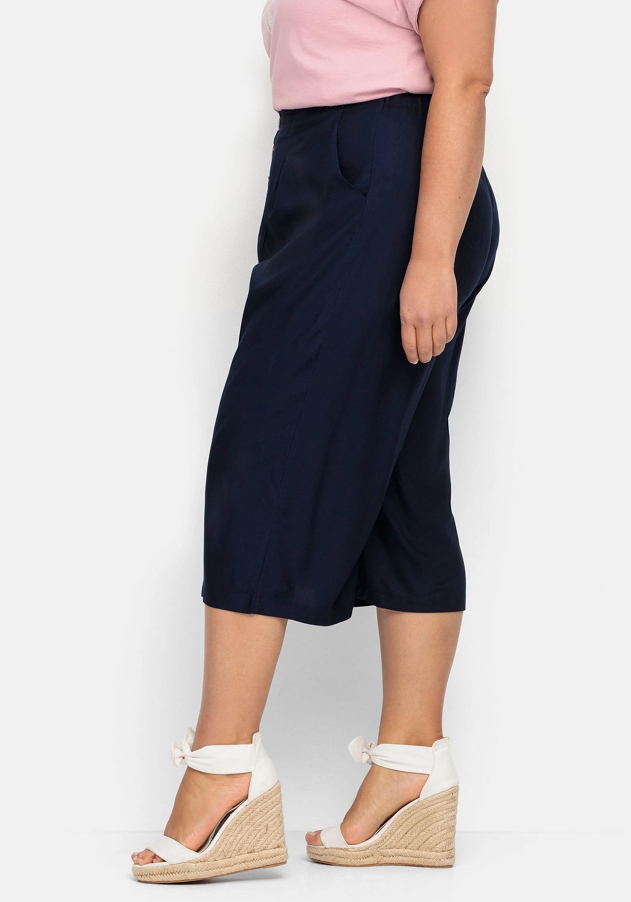 Sheego Culotte In 7/8-Länge Mit Deko-Knöpfen 4 Sheego Culotte In 7/8-Länge Mit Deko-Knöpfen – Bild 2