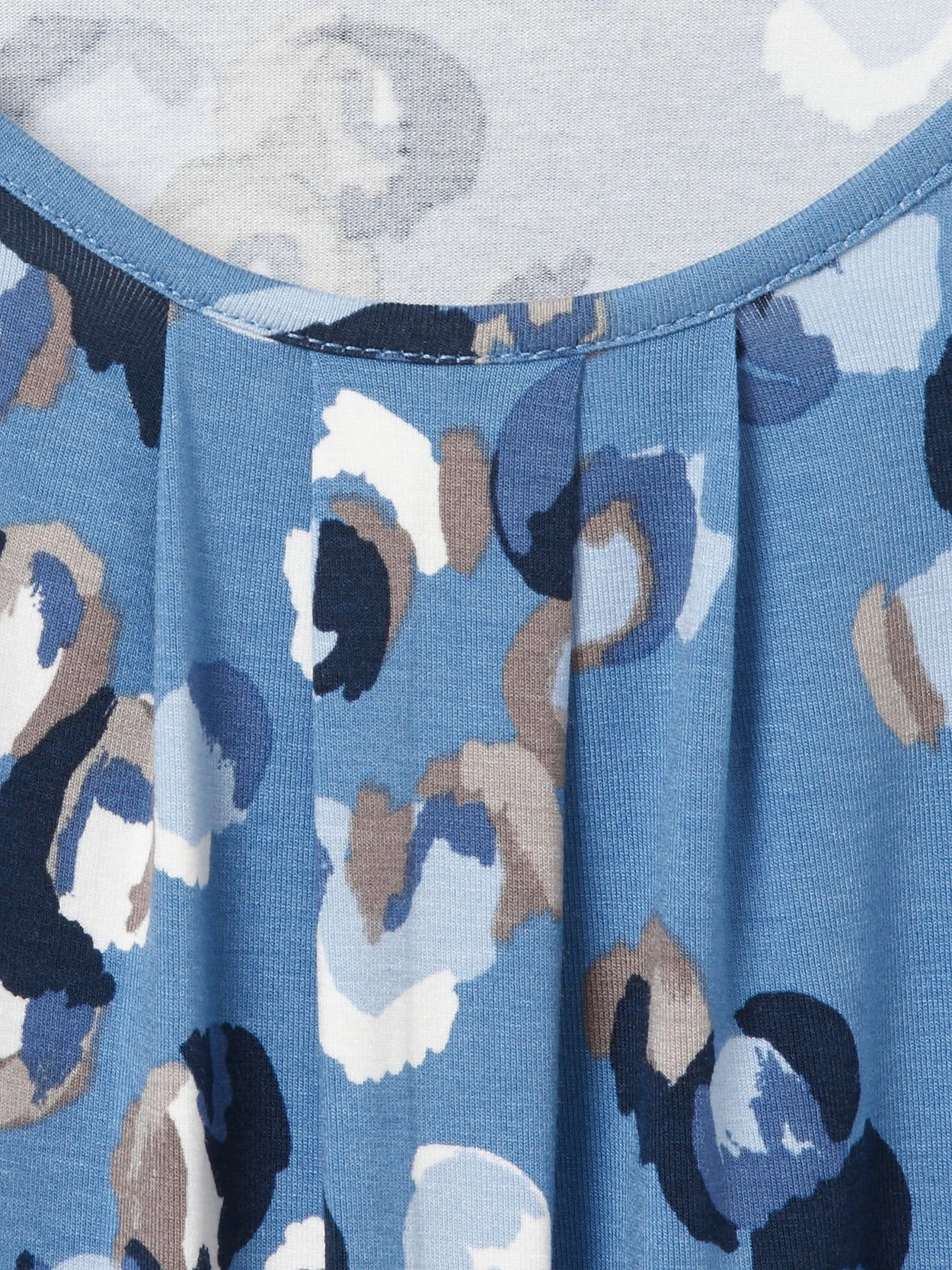 Shirt Mit Floralem Print Und Falten Am Ausschnitt 4 Shirt Mit Floralem Print Und Falten Am Ausschnitt – Bild 2