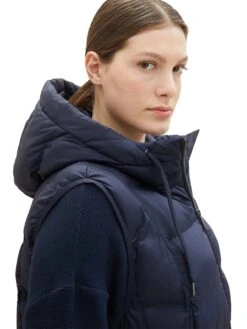 Lange Steppweste Mit Kapuze, In Leichter Qualität 10 Lange Steppweste Mit Kapuze, In Leichter Qualität -Sheego Verkaufsgeschäft 15089700030 04W25 00 SH